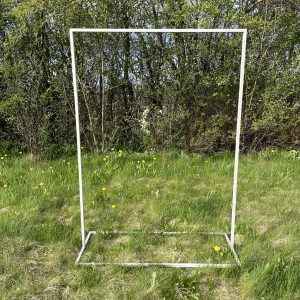 Hvidt dekorationsstativ til fest, perfekt til baggrunde og dekorationer.