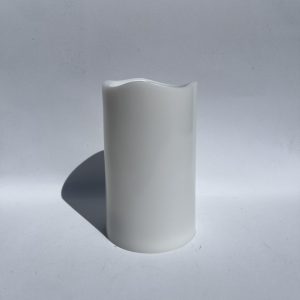 Hvid keramisk væglampe med blødt lys, moderne og elegant til hjemmet.