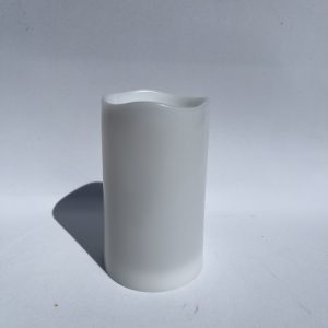 Enkel hvid keramisk vase med blødt kurvet top, perfekt til dekorationer.