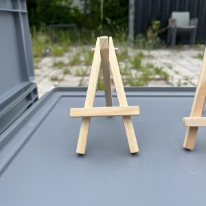 Mini lærredstativ til festdekorationer og kreative projekter.
