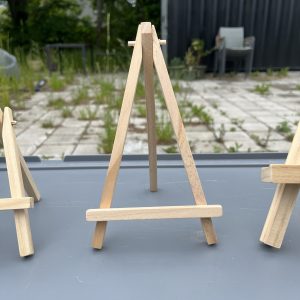 Miniature træ-stande til festdekorationer og kreative projekter. Perfekt til DIY festpynt og børneak.