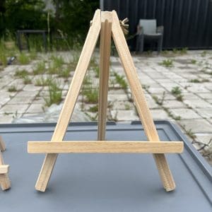 Miniature træ-stande til festdekorationer og bordpynt, perfekte til kreative festopsætninger og bord.