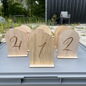 Bordnummer i træ til festbord, 1, 2, 4, til bordplan.