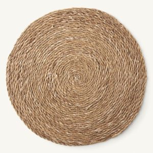 Rund dækkeserviet i naturligt fletmateriale til borddækning.