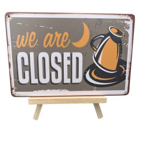 Lukket skilt med kaffekop og måne, "We are closed" tekst, til café eller restaurant.