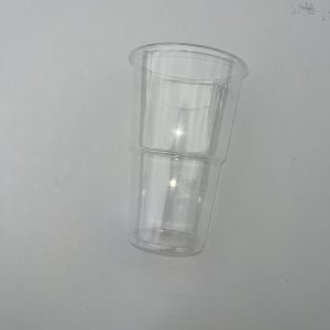 Gennemsigtigt plastikglas til festlige begivenheder.