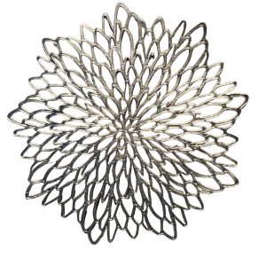 Elegant guld dækkerserviet med blomsterdesign til fest.