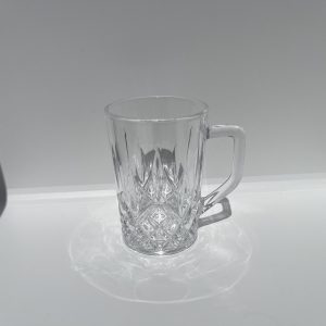 Elegant glas krus til drikkevarer til festlige lejligheder.